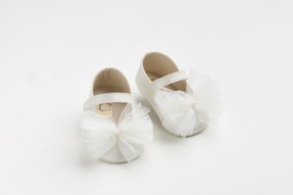 Εικόνα της K602A - Μπαλαρίνα αγκαλιάς σε εκρού τεχνόδερμα με χειροποίητο τούλινο φιόγκο σε off white