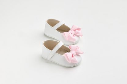 Εικόνα της K603A - Μπαλαρίνα αγκαλιάς σε λευκό τεχνόδερμα με χειροποίητο ροζ γκρο φιόγκο