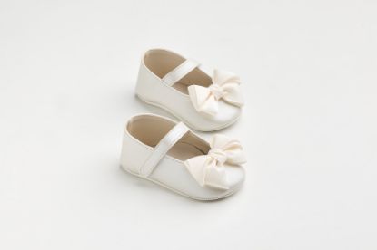 Εικόνα της K603E - Μπαλαρίνα αγκαλιάς σε εκρού τεχνόδερμα με χειροποίητο εκρού γκρο φιόγκο