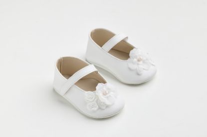 Εικόνα της K611A - Μπαλαρίνα αγκαλιάς σε λευκό τεχνόδερμα με χειροποίητο διακοσμητικό λουλούδι