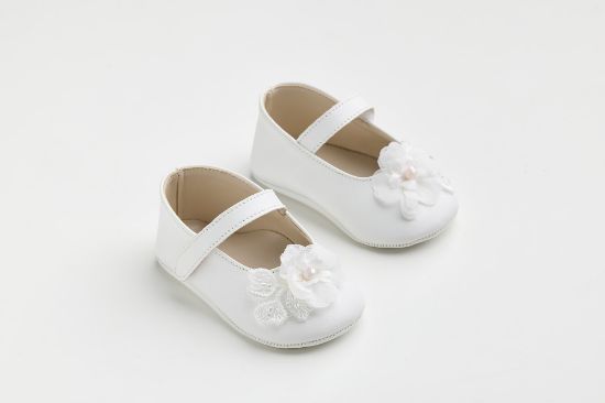 Εικόνα της K611A - Μπαλαρίνα αγκαλιάς σε λευκό τεχνόδερμα με χειροποίητο διακοσμητικό λουλούδι