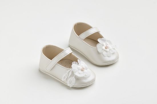 Εικόνα της K611E - Μπαλαρίνα αγκαλιάς σε εκρού τεχνόδερμα με χειροποίητο διακοσμητικό λουλούδι