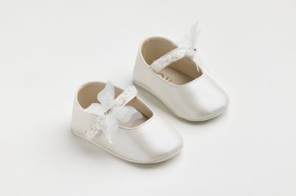 Εικόνα της K612E - Μπαλαρίνα αγκαλιάς σε εκρού τεχνόδερμα με χάντρες, πέρλες και off white πεταλούδα με στρας