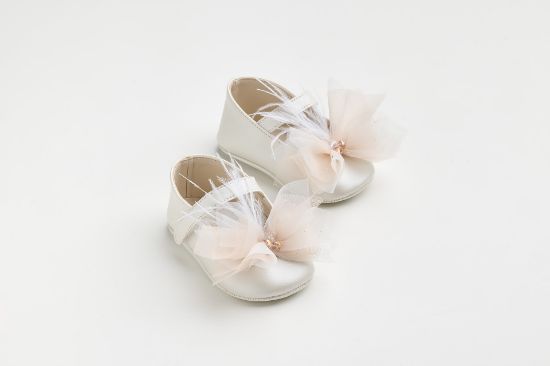 Εικόνα της K617B - Μπαλαρίνα αγκαλιάς σε εκρού τεχνόδερμα με χειροποίητο διακοσμητικό από λευκό γκλιτερ - σομον τουλι και φτερά