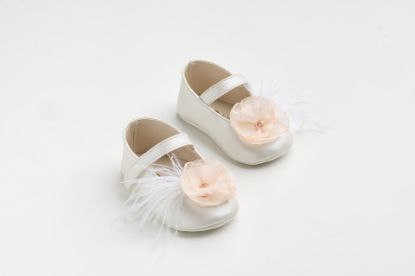 Εικόνα της K618B - Μπαλαρίνα αγκαλιάς σε εκρού τεχνόδερμα με χειροποίητο σομον λουλούδι και φτερά