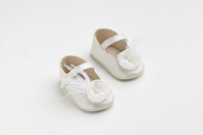 Εικόνα της K618E - Μπαλαρίνα αγκαλιάς σε εκρού τεχνόδερμα με χειροποίητο off white λουλούδι και φτερά