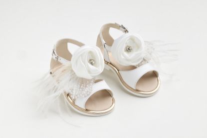 Εικόνα της KE12 - Σανδάλι περπατήματος σε λευκό δέρμα με χειροποίητο διακοσμητικό λουλούδι με στρας, τούλι κεντητό με παγιέτες και φτερά