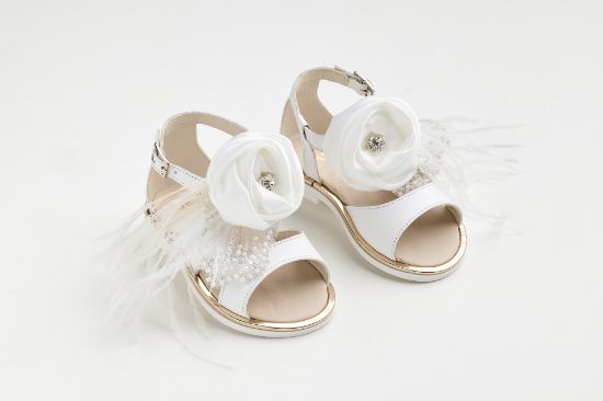 Εικόνα της KE12 - Σανδάλι περπατήματος σε λευκό δέρμα με χειροποίητο διακοσμητικό λουλούδι με στρας, τούλι κεντητό με παγιέτες και φτερά