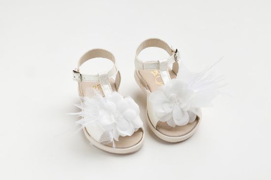Εικόνα της K642A - Σανδάλι περπατήματος σε off white γκλιτερ με χειροποίητο λουλούδι και φτερά