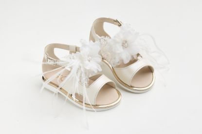 Εικόνα της K648E - Σανδάλι περπατήματος σε εκρού δέρμα με χειροποιητο off white διακοσμητικό κεντημένο με παγιέτες και φτερά