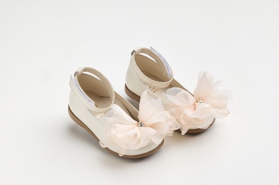 Εικόνα της K6125E - Μπαλαρίνα περπατήματος σε εκρού δέρμα με χειροποίητο διακοσμητικό από σομον μουσελίνα και στρας