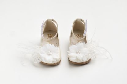 Εικόνα της K6126E - Μπαλαρίνα περπατήματος σε εκρού δέρμα με χειροποίητο διακοσμητικό με κεντημένες χάντρες, λουλούδι και φτερά