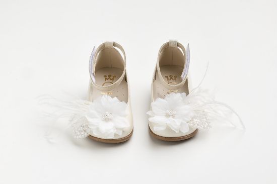 Εικόνα της K6126E - Μπαλαρίνα περπατήματος σε εκρού δέρμα με χειροποίητο διακοσμητικό με κεντημένες χάντρες, λουλούδι και φτερά