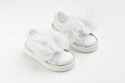 Εικόνα της K6131A - Sneaker περπατήματος σε λευκό δέρμα με χειροποίητο διακοσμητικό από μουσελίνα γκλιτερ τούλι και φτερά