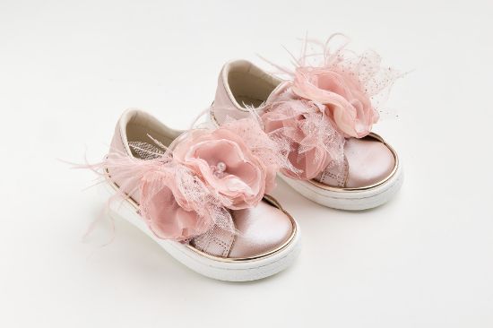 Εικόνα της K6131P - Sneaker περπατήματος σε dusty pink δέρμα με χειροποίητο διακοσμητικό από μουσελίνα γκλιτερ τούλι και φτερά