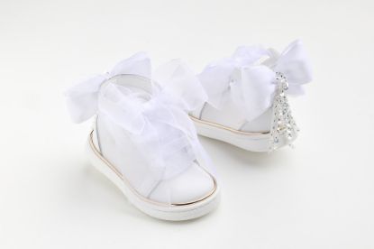 Εικόνα της K6136A - Μποτάκι περπατήματος σε λευκό δέρμα και διαφάνεια, διακοσμημένο με χειροποίητο σατέν φιόγκο και παγιέτες
