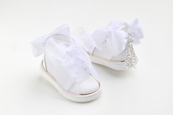 Εικόνα της K6136A - Μποτάκι περπατήματος σε λευκό δέρμα και διαφάνεια, διακοσμημένο με χειροποίητο σατέν φιόγκο και παγιέτες