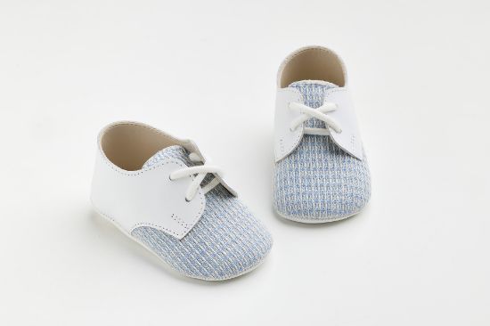 Εικόνα της A602P - παπουτσάκι αγκαλιάς σε λευκό λείο δέρμα και ύφασμα με γαλάζιο μοτίβο