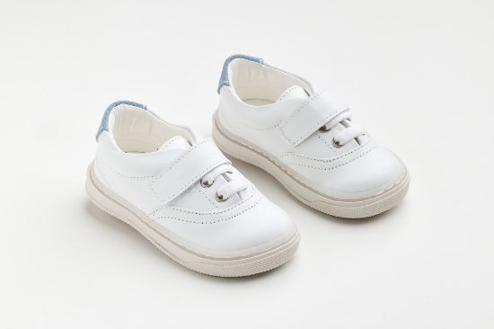 Εικόνα της A629A - παπουτσάκι περπατήματος σε λευκό λείο δέρμα, γαλάζιο καστόρ δέρμα και κλείσιμο με ελαστικό κορδόνι και Velcro